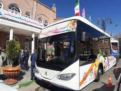 فعالیت اتوبوس گردشگری در ارومیه در ایام نوروز / طراحی اتوبوس به شکل رو باز است