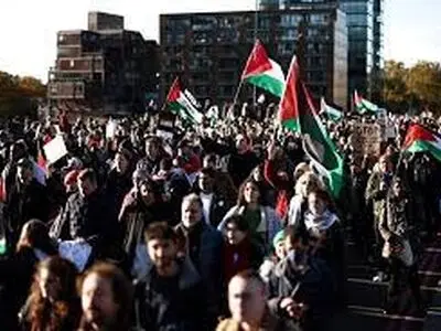 تظاهرات گسترده در مقابل دادگاه عالی لندن در حمایت از آسانژ