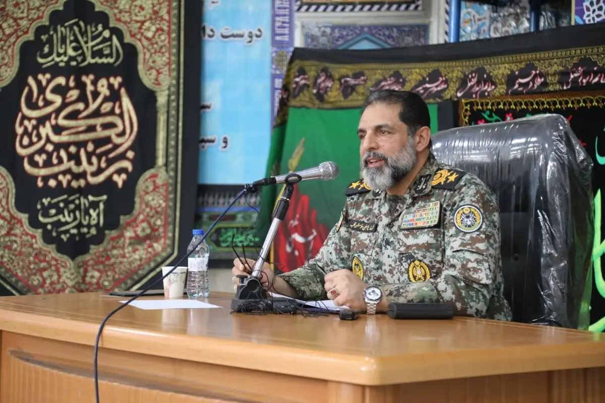 جانشین نیروی پدافند هوایی ارتش از دستاوردهای علمی سربازان نخبه مرکز آموزش ۰۱ نزاجا بازدید کرد