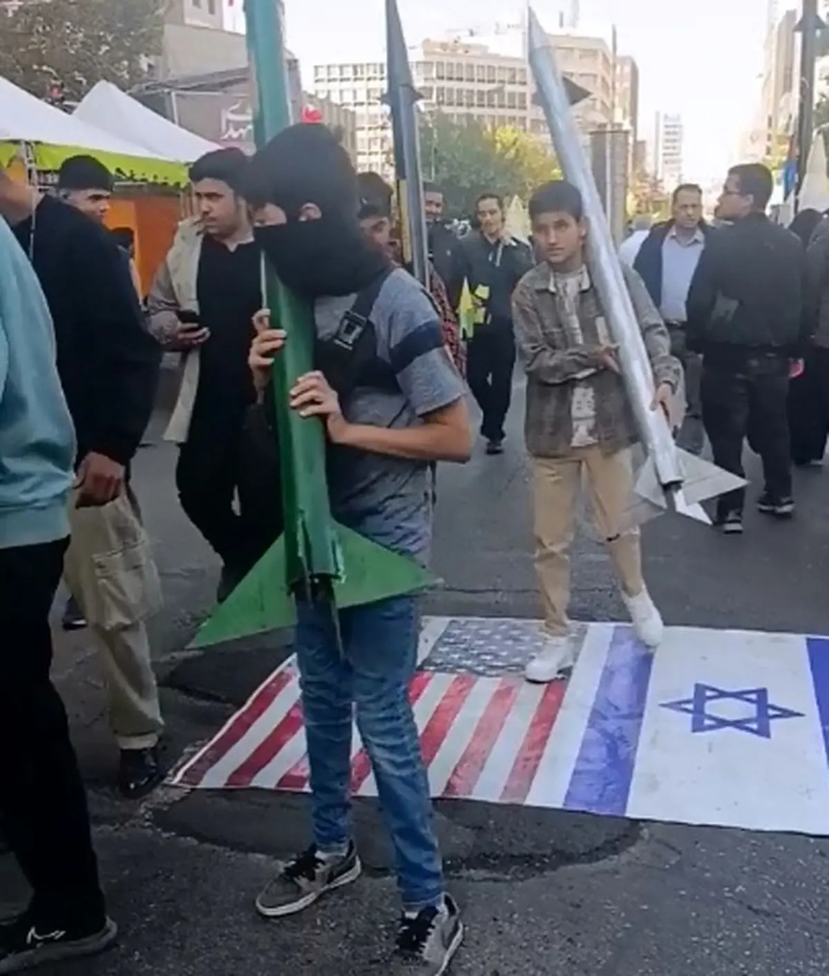 پرچم آمریکا و اسرائیل زیر پای دانش‌آموزان ایرانی + فیلم