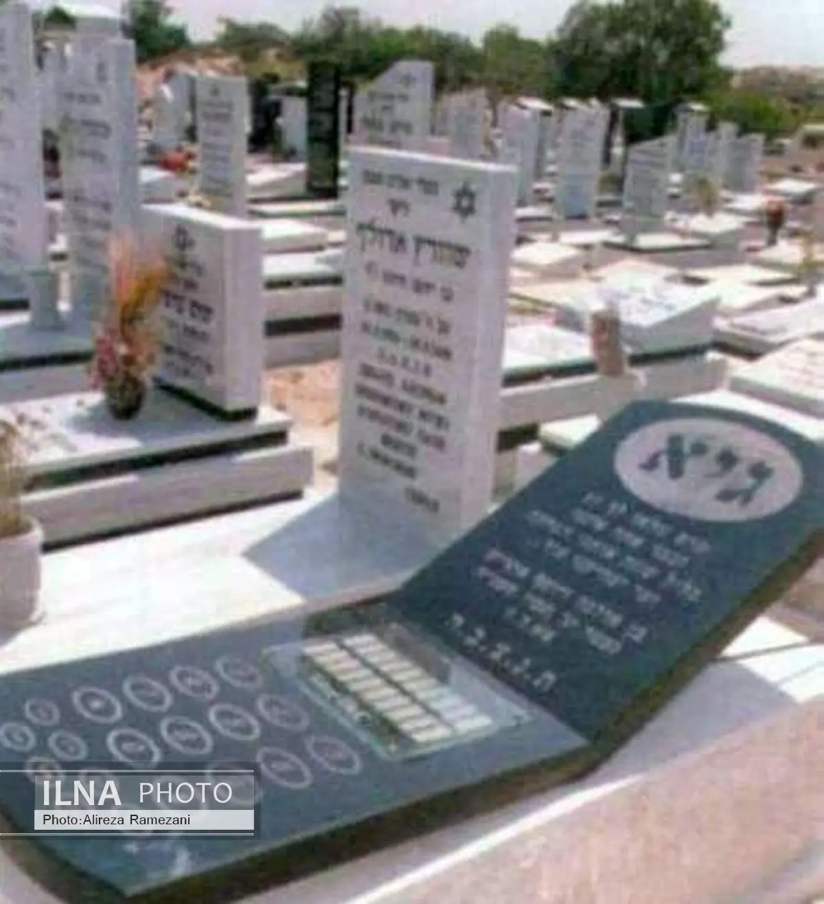 سنگ قبر یه آدم گوشی باز/ عکس