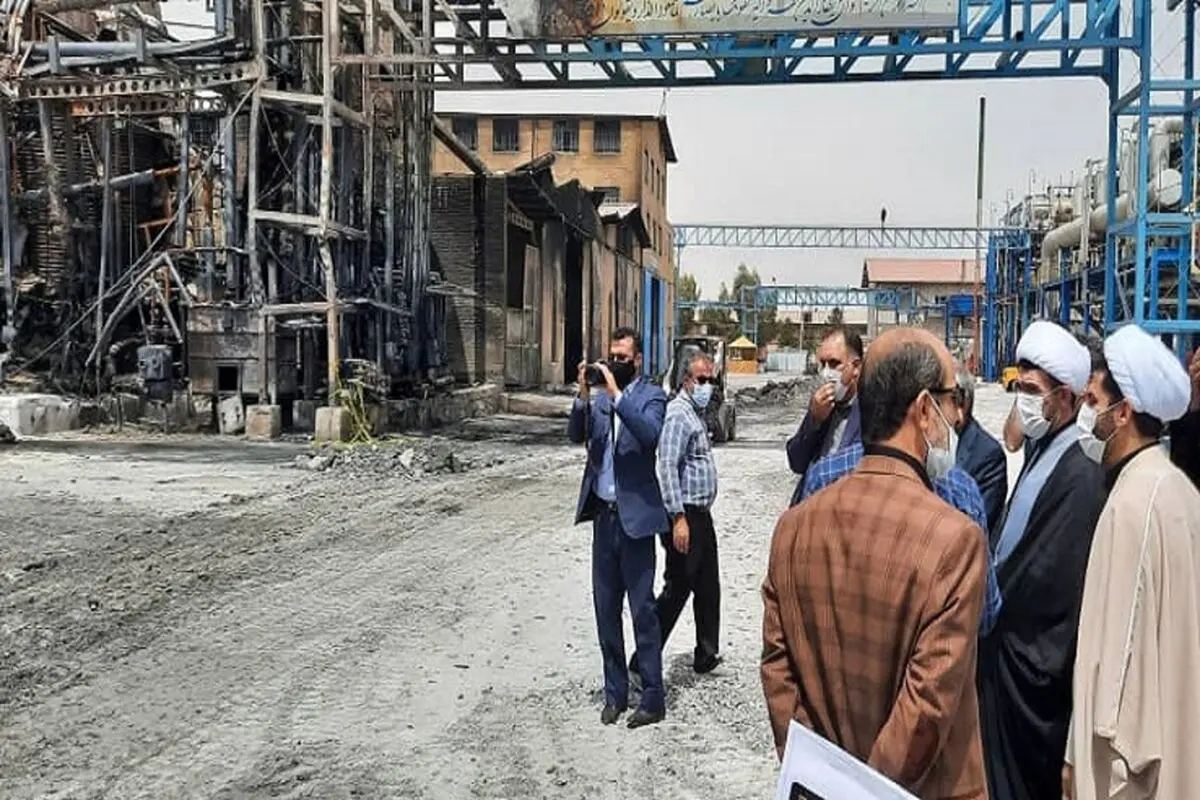 بازدید دادستان قم از محل آتش‌سوزی کارخانه صنایع شیمی مولدان/ دستورات لازم در جهت تسریع در راه‌اندازی و همکاری دستگاه‌های دیگر صادر شد