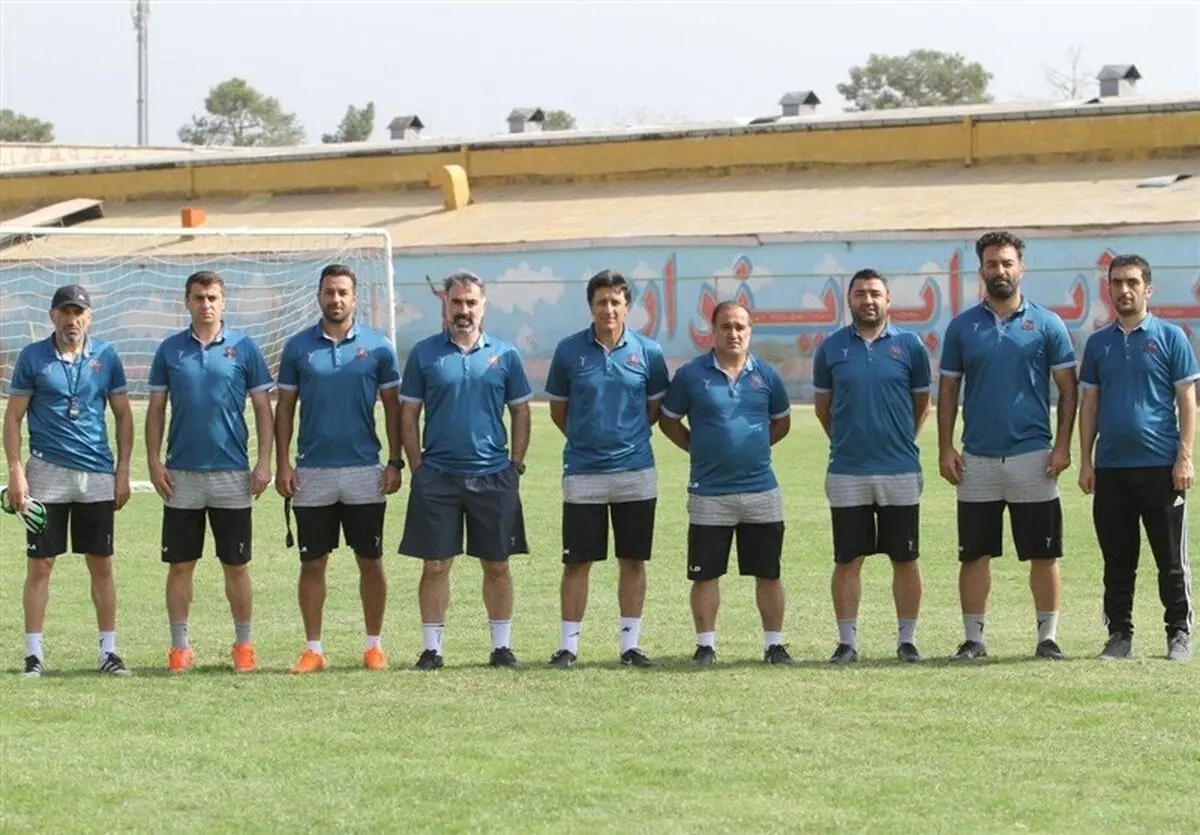 نساجی با دستیاران  فکری مقابل ذوب آهن