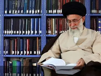 اصدار کتاب الآراء السیاسیة للسید علی الخامنئی (حفظه الله)