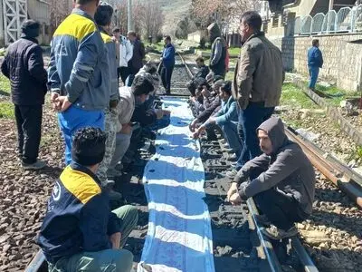 تجمع کارگران ابنیه فنی راه آهن لرستان با پهن کردن سفره خالی 