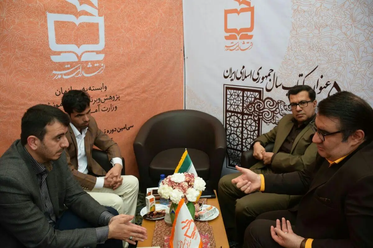 ناشر افغانستانی، آثار انتشارات مدرسه را در کشورش عرضه می‌کند