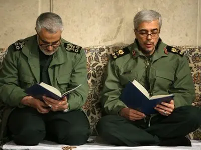 اللواء سلیمانی ببزته العسکریة فی مراسم تأبین الشیخ رفسنجانی