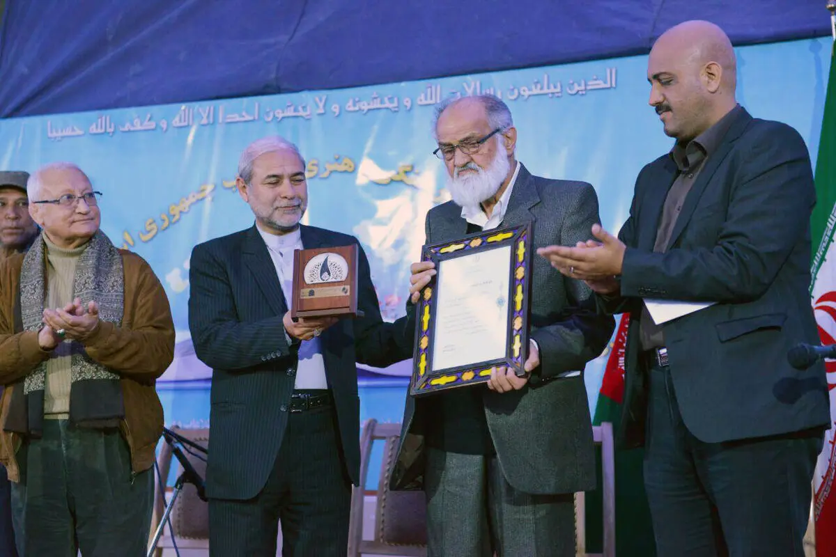 دنبال همگرایی ادبی هستیم با اهل اسلحه کار نداریم