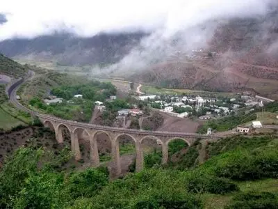 Railway highlights Iran's contemporary architecture, industry