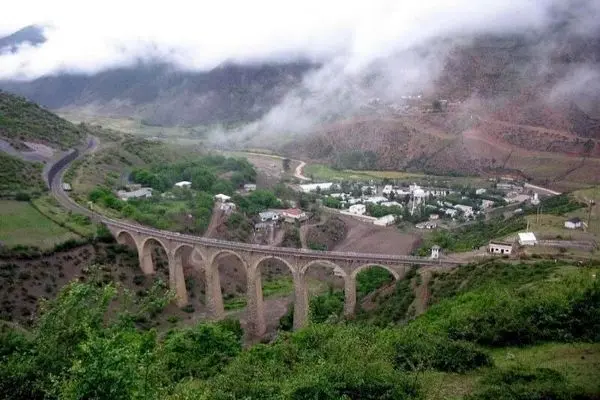 Railway highlights Iran's contemporary architecture, industry