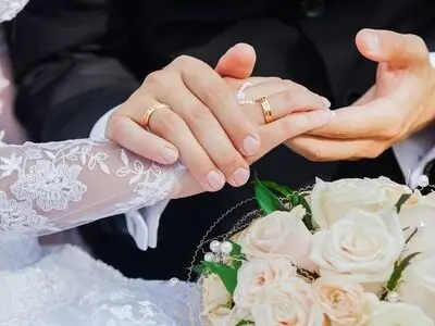 اقدام جنجالی یک داماد در انداختن حلقه عروسی به دست مادرش!