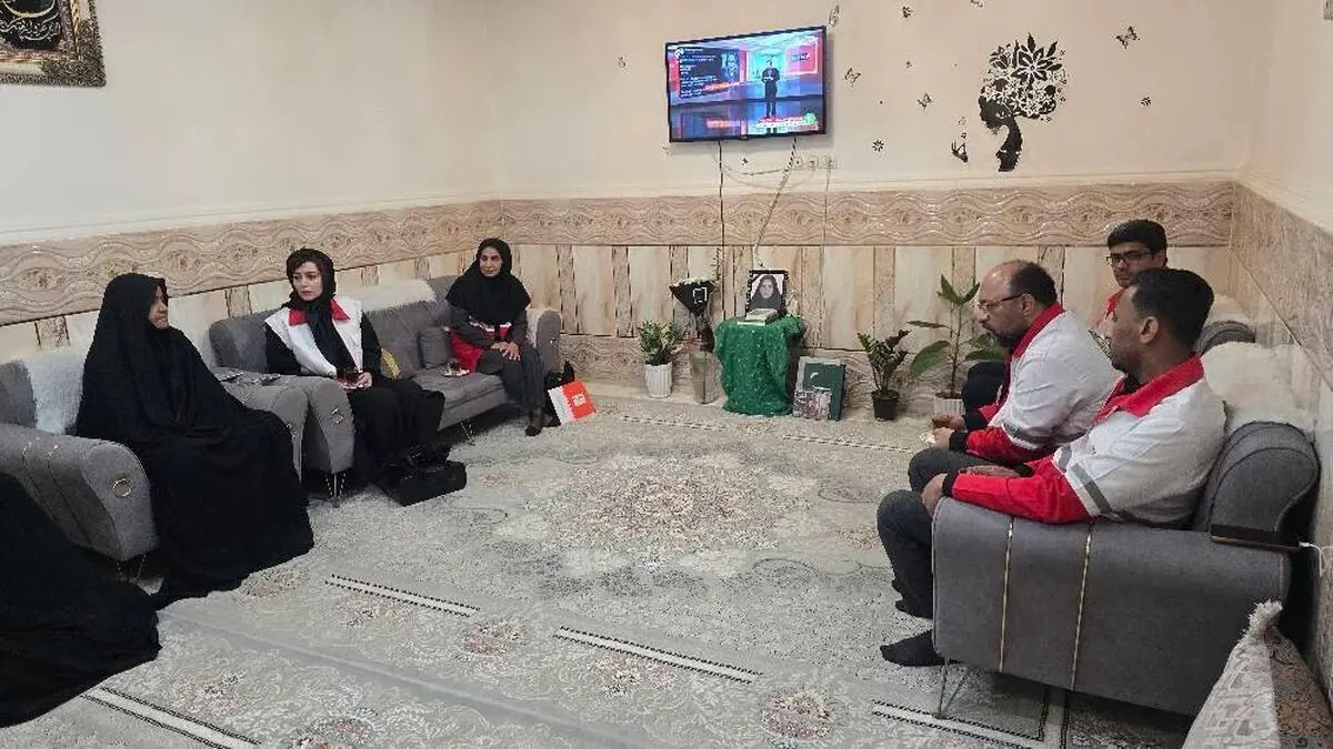 دیدار مدیرعامل جمعیت هلال‌احمر هرمزگان و  هدیه بازوند با خانواده‌های شهدای دانش‌آموز در میناب +فیلم