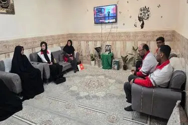 دیدار مدیرعامل جمعیت هلال‌احمر هرمزگان و  هدیه بازوند با خانواده‌های شهدای دانش‌آموز در میناب +فیلم