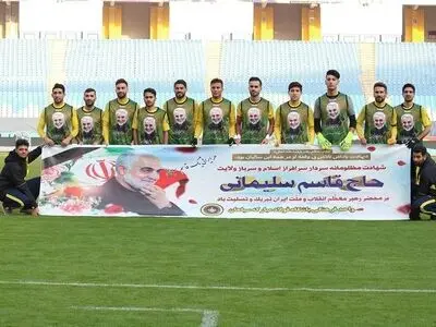 ادای احترام بازیکنان سپاهان به سردار سلیمانی در بازی دوستانه (عکس)