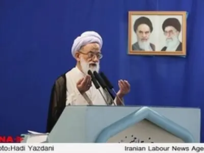 مردم باید در انجام اصول اقتصاد مقاومتی فعال باشند