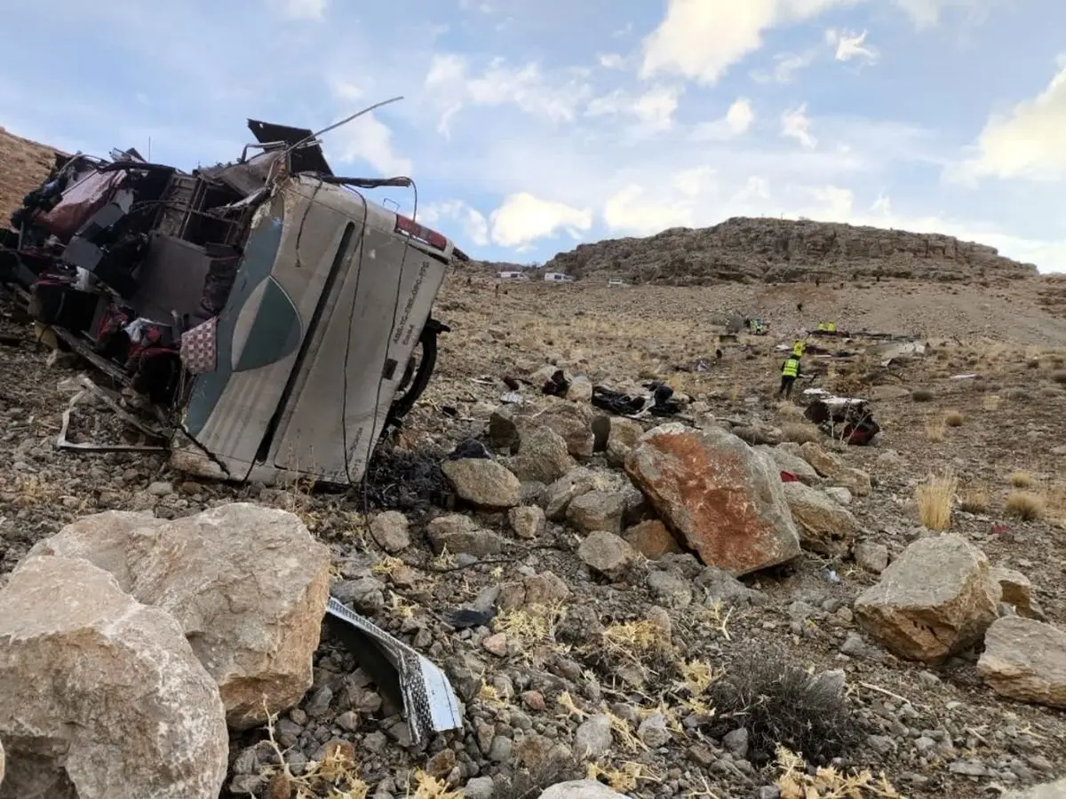 واژگونی مرگبار اتوبوس؛ سفر شبانه با ۴ کشته و ۱۵ زخمی