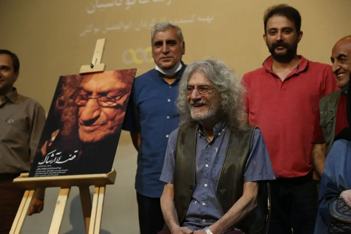 تجلیل از دوبلور پیشکسوت در خانه‌اش