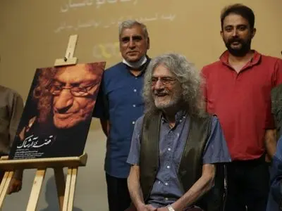 تجلیل از دوبلور پیشکسوت در خانه‌اش