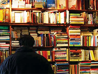  دز بالای شاعرانگی در لیست پرفروش‌های تیرماه/حکومت نظامی در بازار کتاب