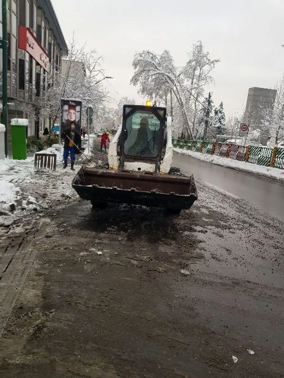 برف‌روبی و بازگشایی معابر توسط ۱۰ هزار نیروی خدمات شهری