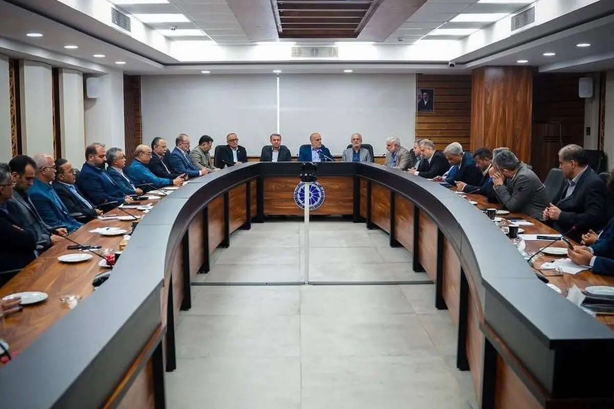 نشست مدیران کل و فعالان اقتصادی استان گیلان با رئیس پلیس امنیت اقتصادی فراجا نشست مدیران کل و فعالان اقتصادی استان گیلان با رئیس پلیس امنیت اقتصادی فراجا