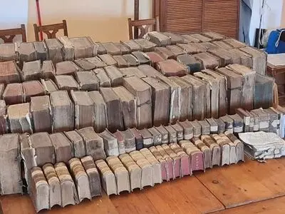 کشف یک کپسول زمان/ کتابخانه گمشده قرون‌وسطایی در زیر شیروانی یک کلیسا 