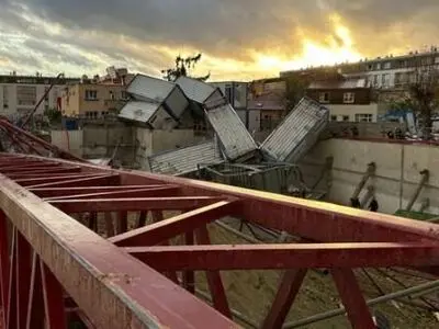 باد جرثقیل را انداخت/ مرگ یک کارگر و مصدومیت ۱۰ نفر دیگر در پاریس