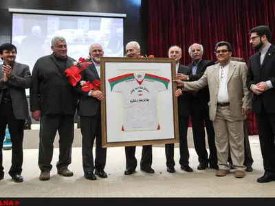 اهدای پیراهن "پهلوانی" به ظریف و صالحی