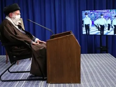 قائد الثورة الاسلامیة یرعى مراسم تخریج دفعة لضباط القوات المسلحة