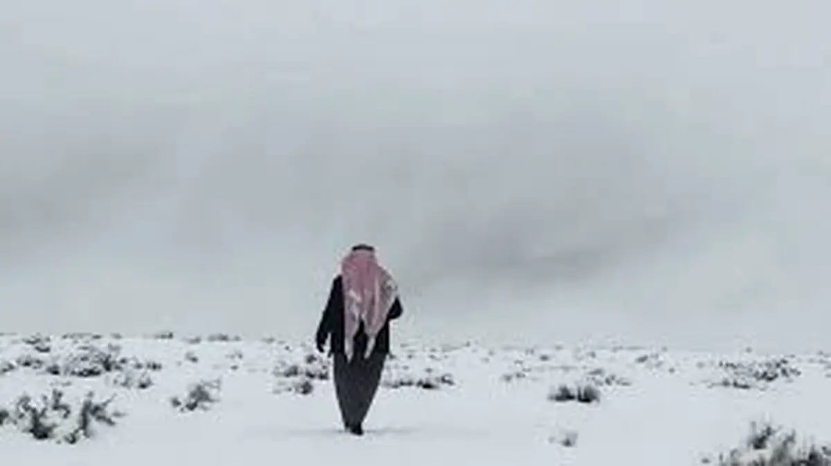 برف نادر در عربستان و برف‌بازی سعودی‌ها + فیلم