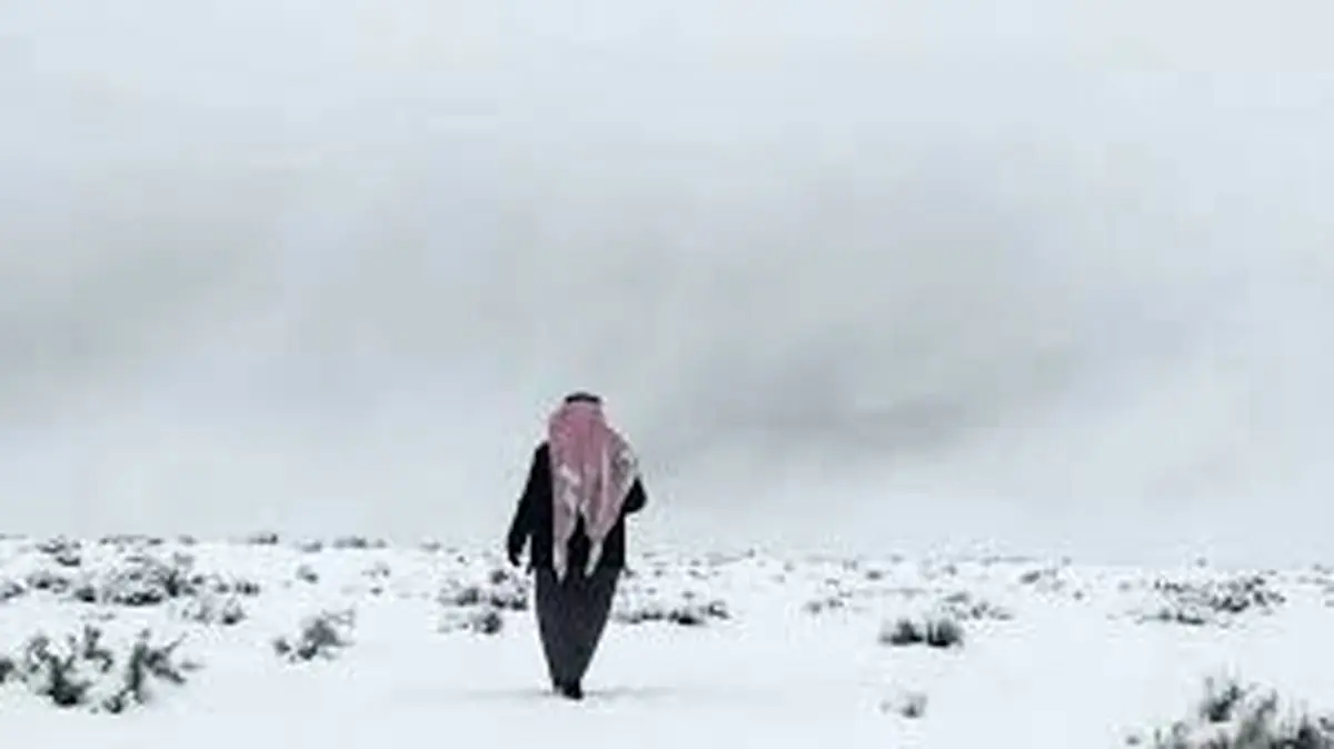 برف نادر در عربستان و برف‌بازی سعودی‌ها + فیلم