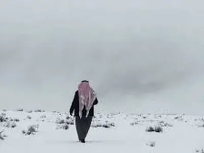 برف نادر در عربستان و برف‌بازی سعودی‌ها + فیلم