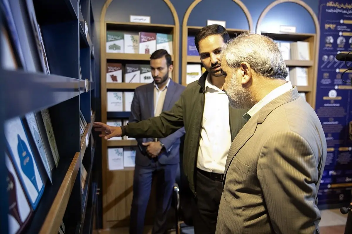 بازدید کدخدایی از غرفه انتشارات پژوهشکده شورای نگهبان در نمایشگاه کتاب