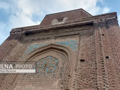 نفوذ رطوبت به گنبد سرخ مراغه/ حوضچه آب انبار ترک برداشت و آب نفوذ کرد