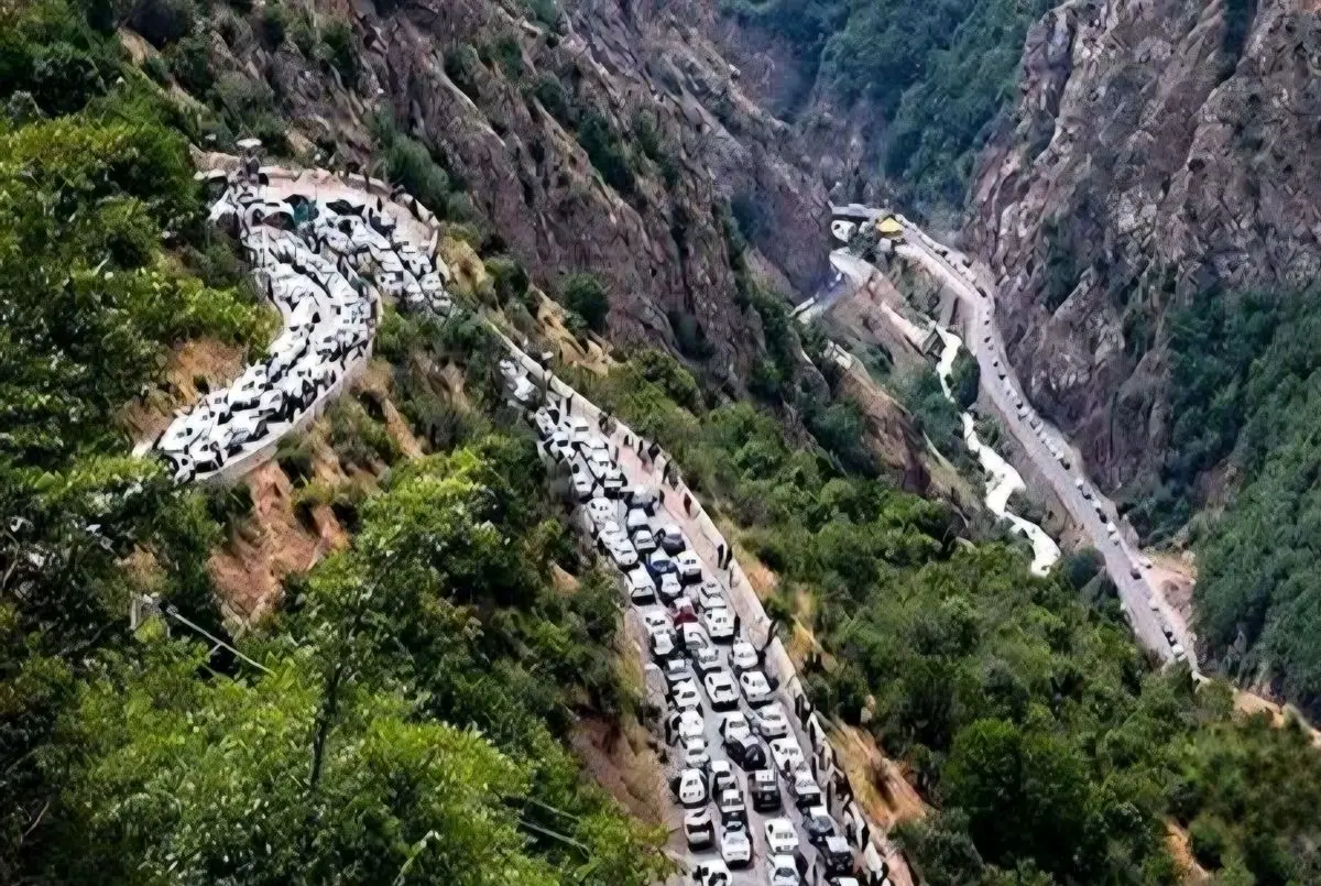 بارش برف و باران در جاده‌های مازندران؛ ترافیک در هراز و کندوان پرحجم اما روان است