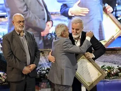 شب شعر ملی شیراز در باغ جهان نما برگزار شد