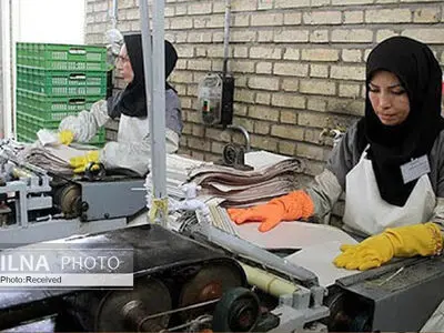 سهم کمتر زنان شاغل از حمایت‌های کرونایی/ راندن زنان به بازار‌های غیررسمی کار