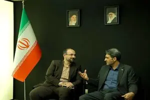 بازدید مدیرعامل رایتل از غرفه ایرانسل در نمایشگاه الکامپ