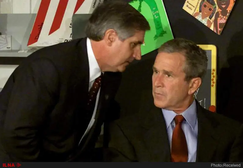  جرج دابلیو بوش، رئیس جمهور وقت آمریکا در سمیناری در یک مدرسه حاضر شده بود که از برخورد هواپیما به مرکز تجارت جهانی مطلع شد