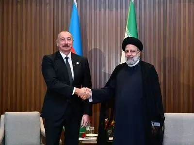 الرئیس الإیراني یلتقي نظیره الأذربیجاني في طشقند