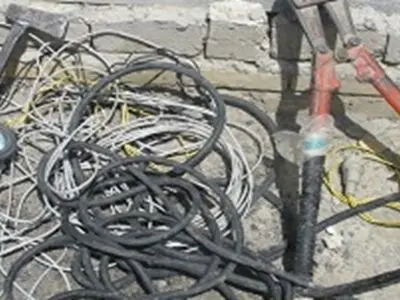 انهدام باند ۴ نفره سارقان سیم و کابل در شاهرود