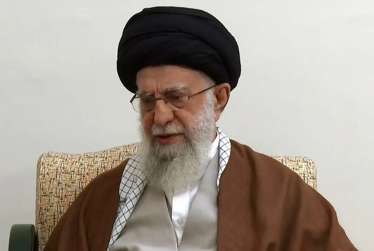 وصول وفود من مختلف الدول إلى طهران ولقاءات مع خامنئي لتقدیم التعازي بإستشهاد رئیسي ورفاقه