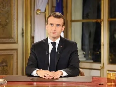 France's Macron flies to Moscow in high-risk diplomatic mission