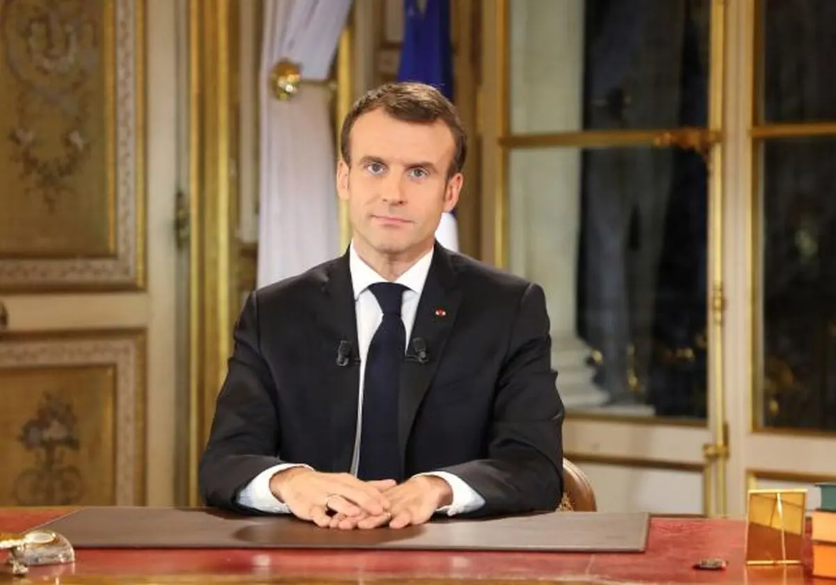 France's Macron flies to Moscow in high-risk diplomatic mission