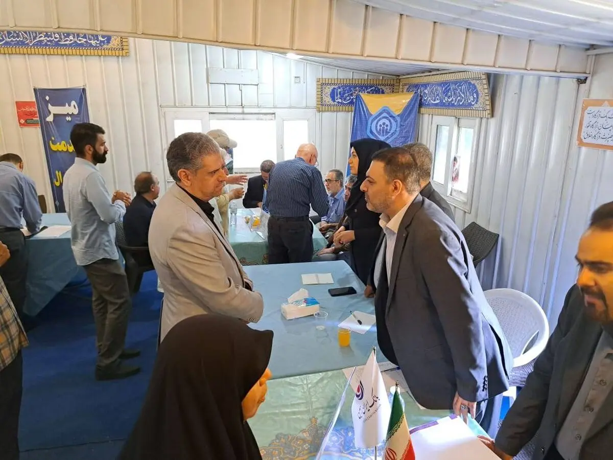 برپایی میز خدمت بانک ایران زمین در نماز جمعه تهران