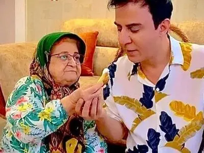 عمو پورنگ، الگوی مهربان بودن با مادر کهنسال شد