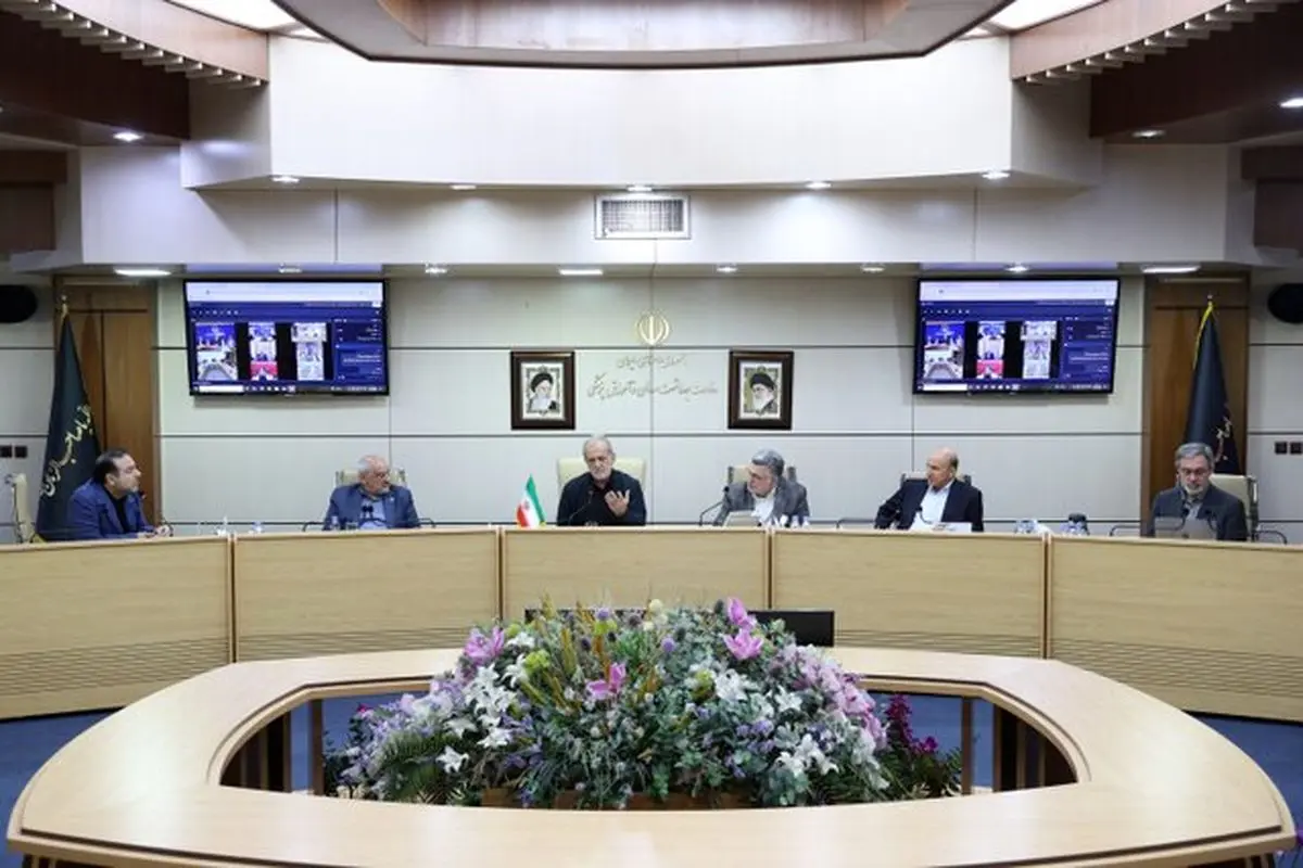 پزشکیان: پزشکان از قالب‌های محدود خارج و نجات‌بخش محله، جامعه و منطقه خود باشند