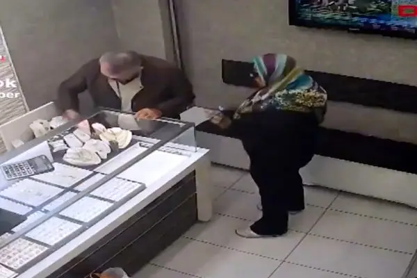 حمله زن سارق با اسپری فلفل به طلافروش + فیلم