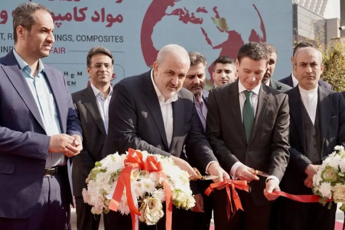 وزیر صمت به همراه وزیر اقتصاد اوراسیا روبان قرمز نمایشگاه رنگ را قیچی کرد