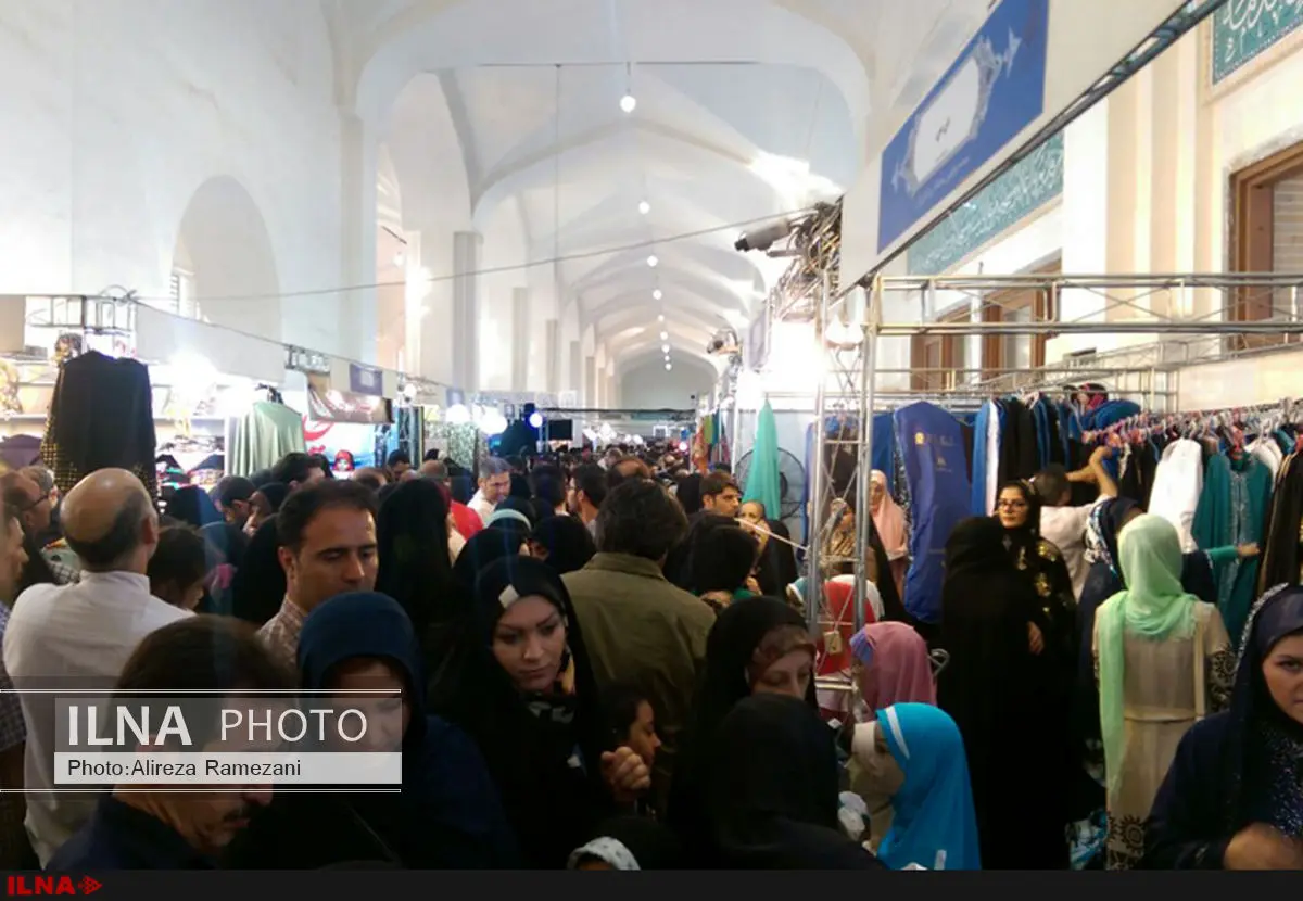 انبوهِ سفارش مردمی برای دوخت چادر رایگان در نمایشگاه کتاب